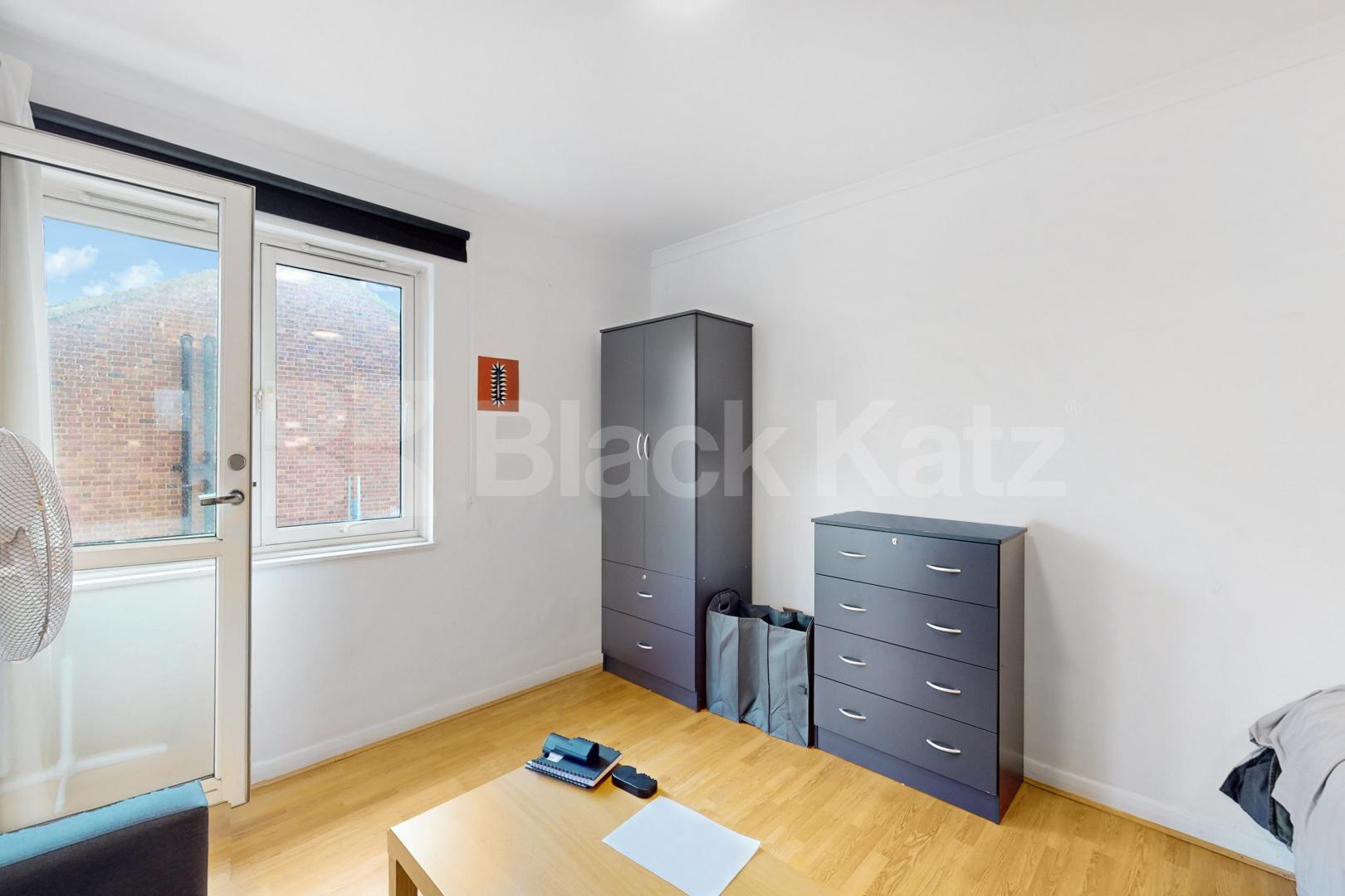 Top floor, double studio with charming balcony  Barlow Street , Elephant And Castle